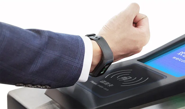 Reloj con NFC acercándose a un lector